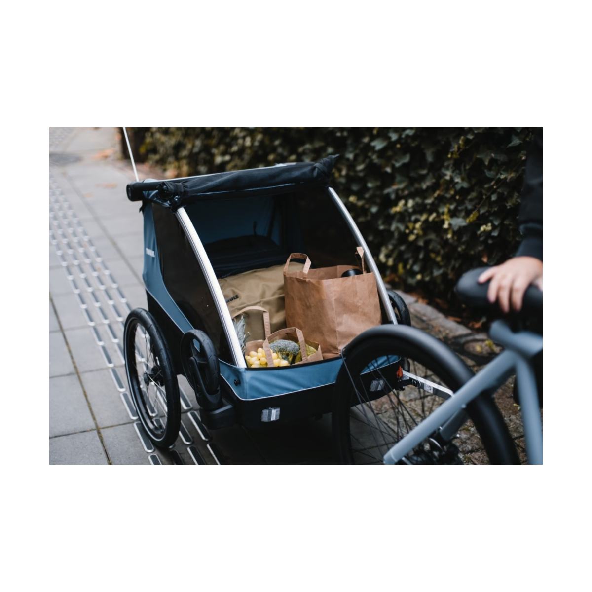 Przyczepka rowerowa THULE Courier Aegean Blue Przyczepka rowerowa THULE Courier Aegean Blue