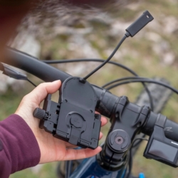 Uchwyt na telefon z ładowarką SP CONNECT Universal Uchwyt na telefon z ładowarką SP CONNECT Universal