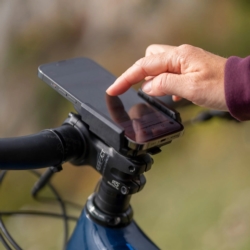 Uchwyt na telefon z ładowarką SP CONNECT Universal Uchwyt na telefon z ładowarką SP CONNECT Universal