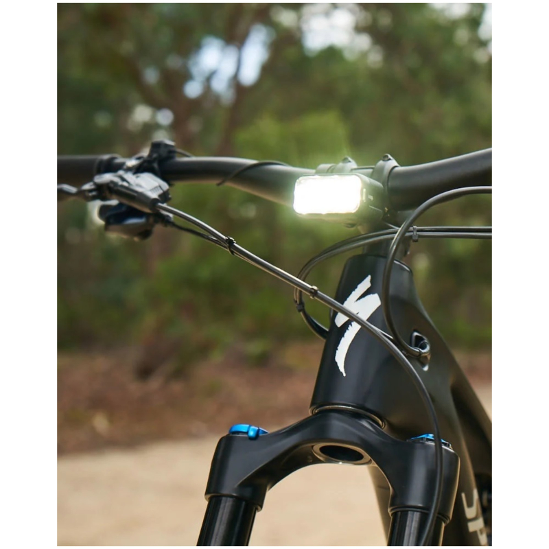 Lampka rowerowa przednia KNOG Blinder E 1800