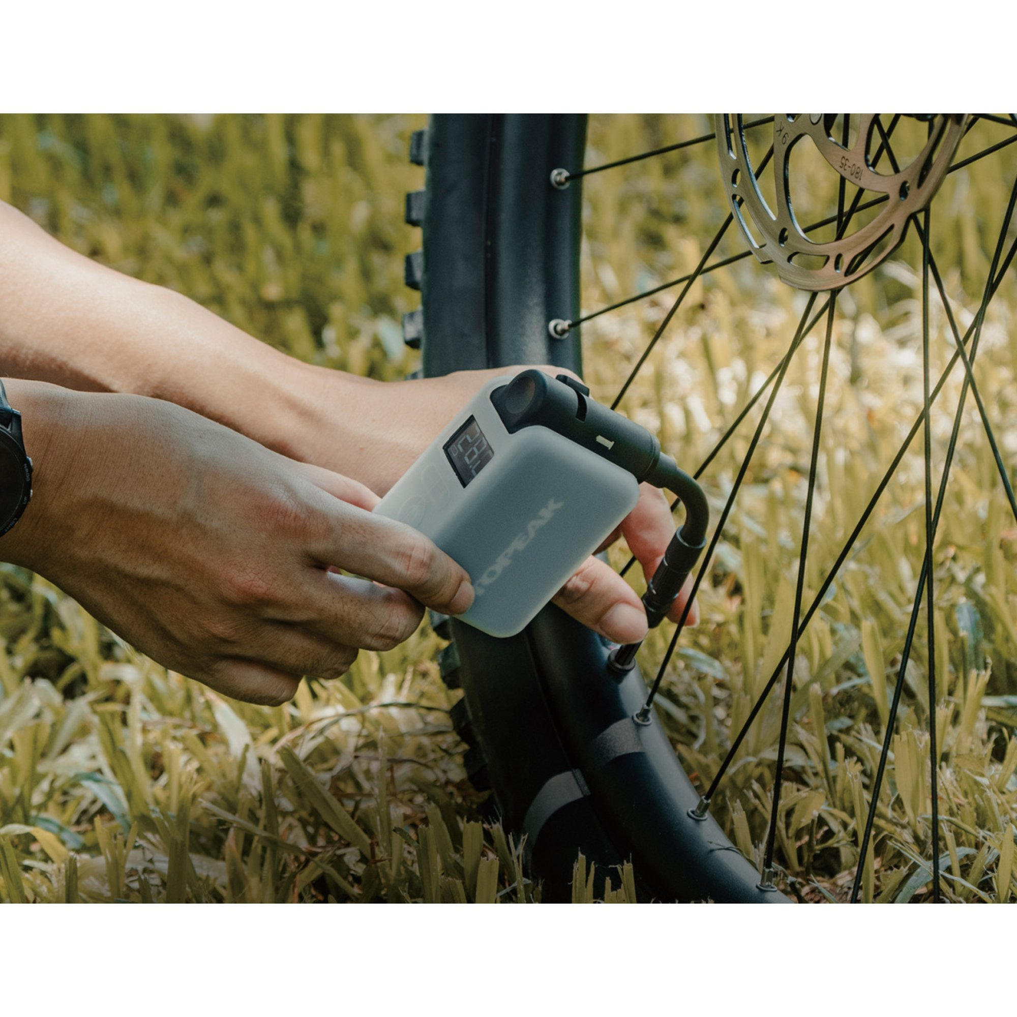 Pompka rowerowa TOPEAK E-Booster Digital