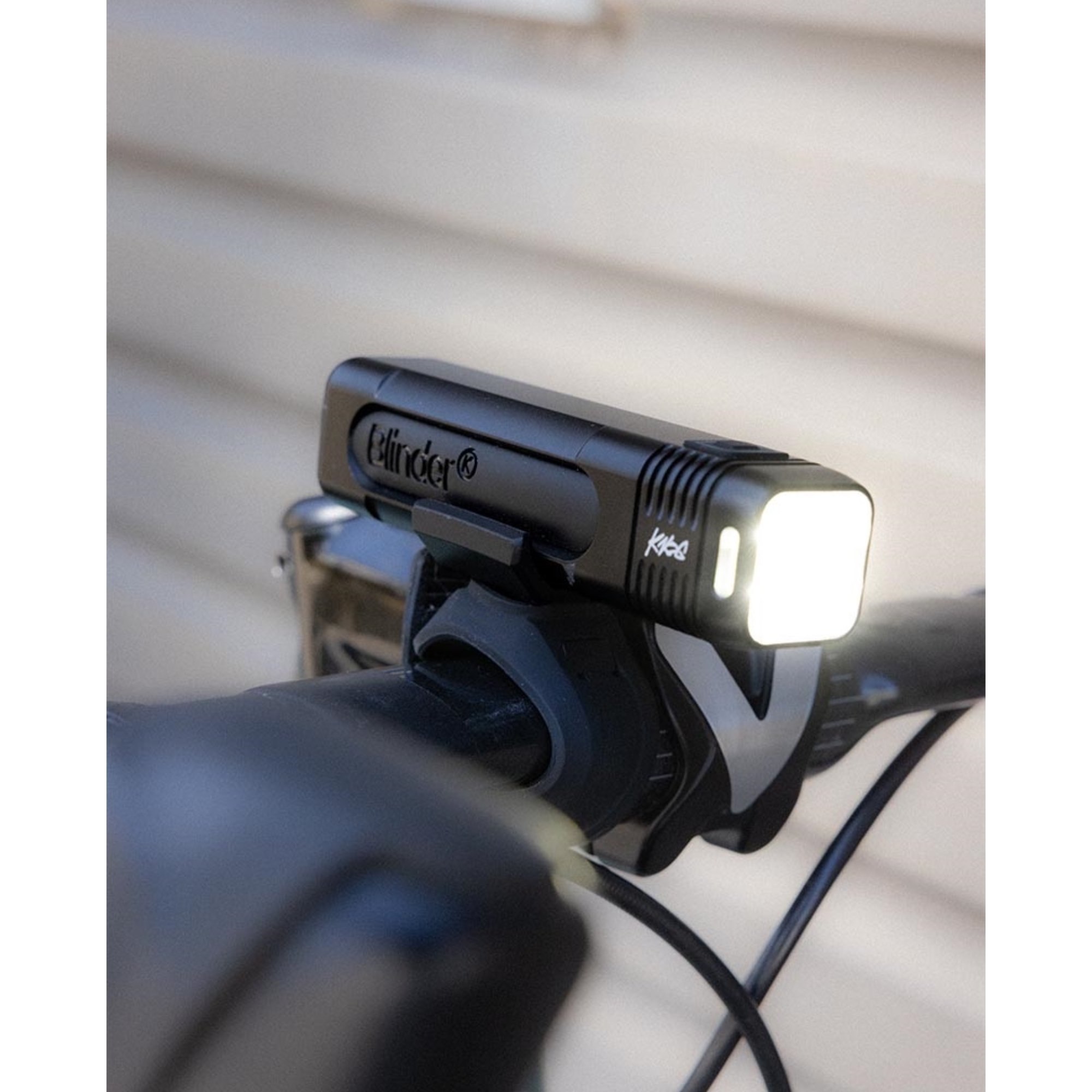 Lampka rowerowa przednia KNOG Blinder Pro 1000