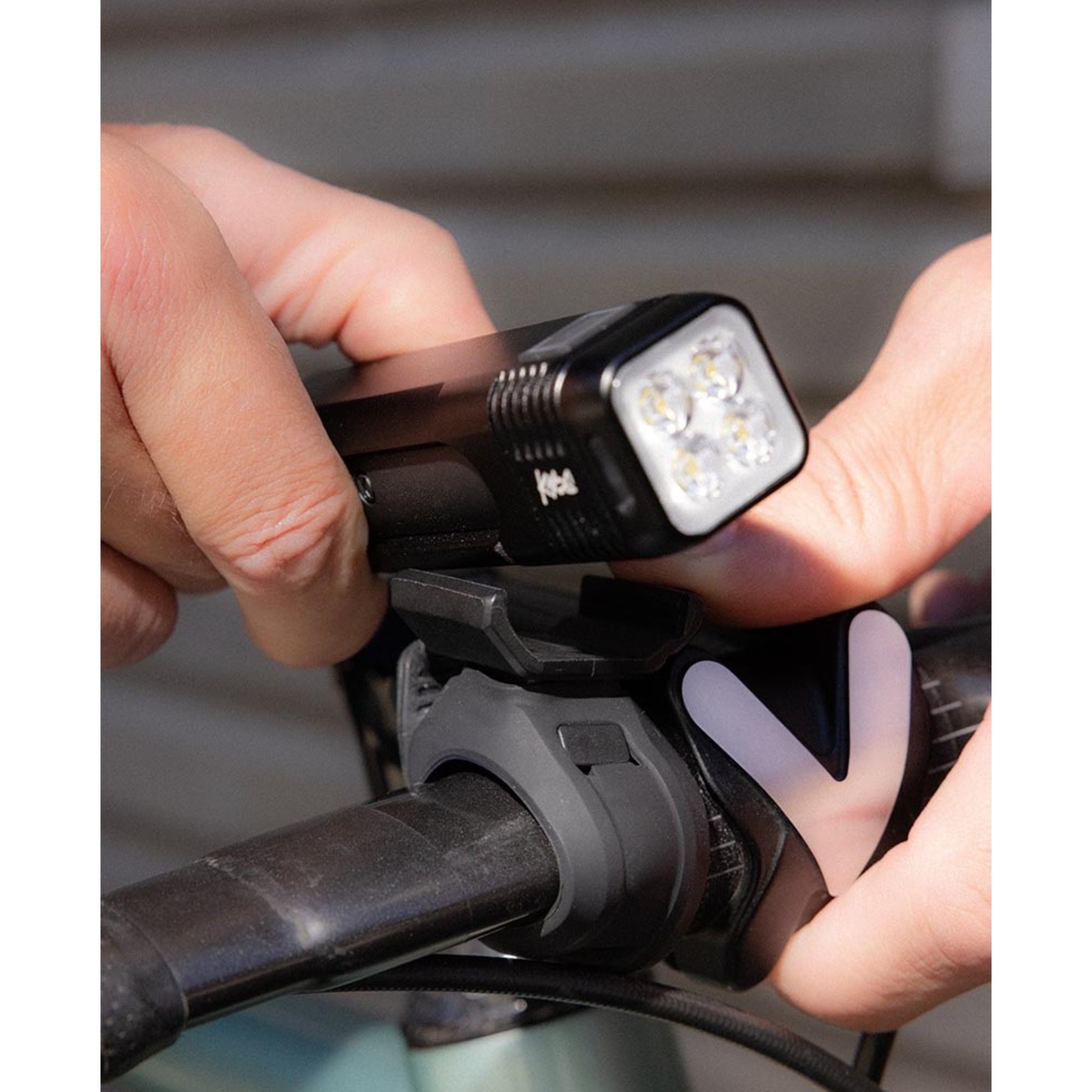 Lampka rowerowa przednia KNOG Blinder Pro 1000