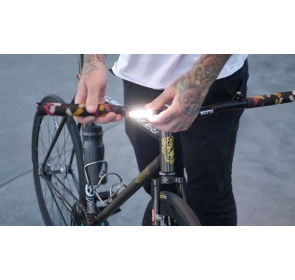 Lampka KNOG Plus przód - czarny Lampka KNOG Plus przód - czarny