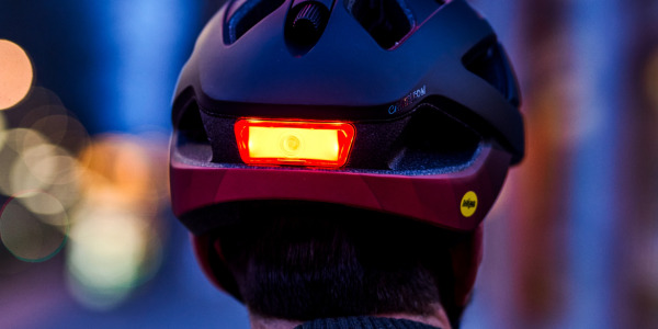 Kask rowerowy z oświetleniem - dodatkowe bezpieczeństwo jazdy